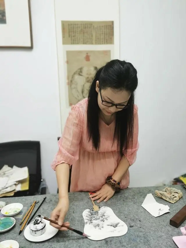 当代青年实力派画家吴艳芳受聘成为中艺联合书画院院士